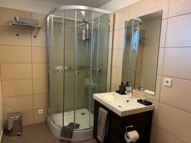 A. Bernhard Guest House Keflavík Dış mekan fotoğraf